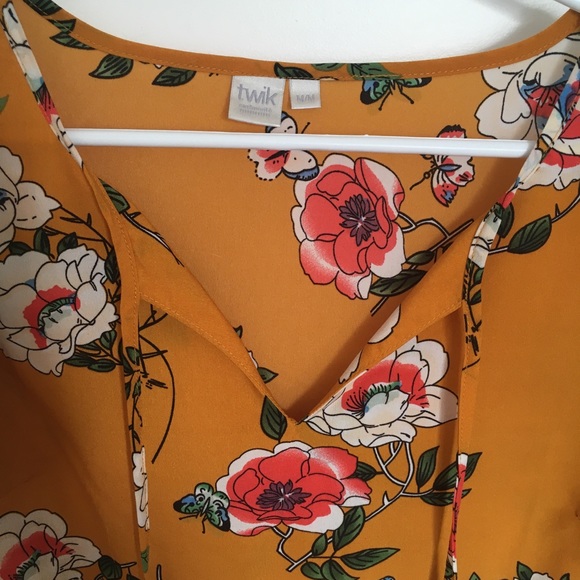 Floral blouse - Picture 2 of 8